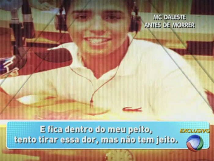 
E fica dentro do meu peito, tento tirar essa dor, mas não tem jeito



+ Aproveite e confira as matérias do programa Domingo Show

+ Já curtiu a página do Domingo Show no Facebook? É só clicar!

+ Siga o Domingo Show no Twitter e receba todas as notícias do programa
