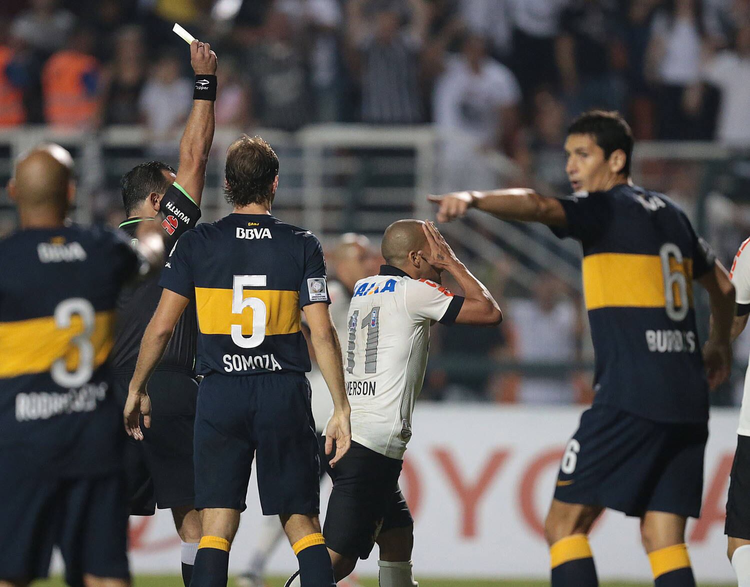 Em uma das eliminações mais discutidas da história da Libertadores, o Corinthians caiu nas oitavas de final contra o Boca, em 2013. A noite foi dramática e, com grande ajuda do árbitro Carlos Amarilla, o time argentino se classificou e vingou a derrota na final do ano anterior 