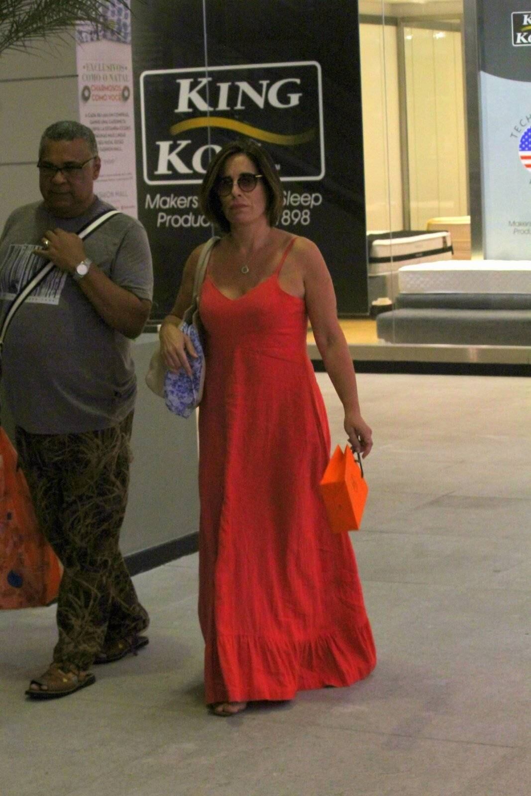 Gloria percebeu a presença do paparazzo, mas não deu muita trela