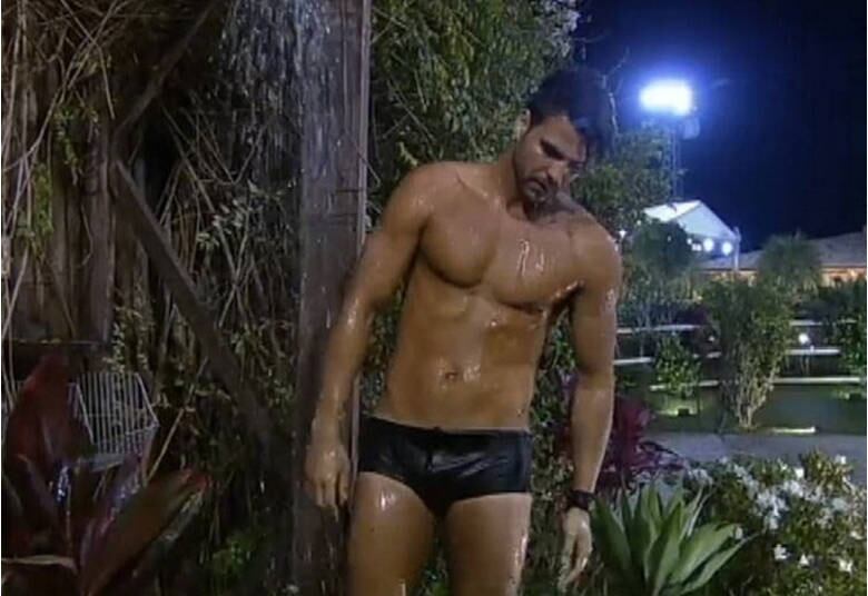 A hora do banho sempre foi um dos momentos preferidos das telespectadoras de A Fazenda. Marcelo deixava todas de boca aberta com a sua ótima forma física. Seja fora...

+ "Eu prefiro esquecer a Mara como jogadora", diz Douglas sobre ex-peoa de A Fazenda
+ Peões relembram trajetória de Amaral no reality e Rayanne afirma: "Ele é um cara muito iluminado"
+ Em atividade, Minerato fala sobre Thiago Servo: "Por mais que eu queira ele não vai sair da minha vida"

