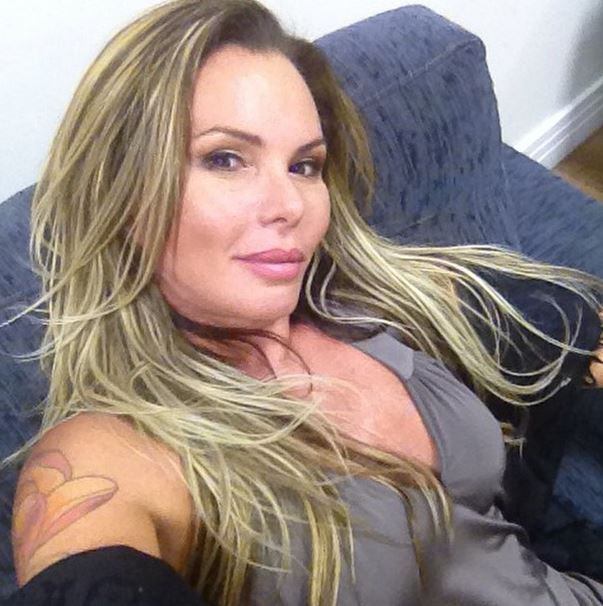 

Cristina: A gente não tem que dar crédito para as
coisas ruins, tem que promover as coisas boas e foi o que fiz lá dentro. Tentava,
com as pessoas que eu me identificava mais e sentia que estava com baixa
autoestima, promover as qualidades delas. Não falava mal por trás. Isso vai de
consciência para consciência, de pessoa para pessoa

+ Cadê PepeNene, cadê roupa?! Lorena Bueri deixa look no camarim e surpreende no Legendários

+ Vídeo: Legendários! Prepare-se: eles estão chegando

+ Legendários também está no Facebook. Curta!

+ Siga a atração de Marcos Mion no Twitter!
