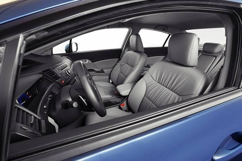 Líder de vendas em 2013 e na primeira metade de 2014, o Honda Civic
recebeu alterações sutis que buscaram realçar a esportividade e o
requinte a bordo. Por fora, a grade cromada é o destaque, junto com as
novas rodas de liga leve aro 17 diamantadas, que calçam pneus mais finos
e de baixa resistência ao rolamento — para poupar combustível. Por
dentro, a parte superior do painel e o revestimento das portas agora são
pretos e usam material de textura agradável. Na mecânica, a principal
novidade é o sistema de partida a frio para o motor 1.8 flex. LEIA MAIS
