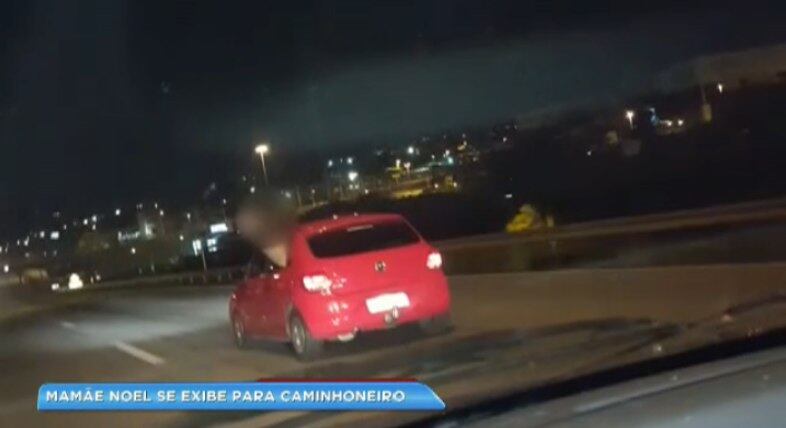 Momentos depois, outra mulher que segurava um gorro vermelho de Papai Noel apareceu, também sem roupa, em outra janela do veículo. (Veja mais)
