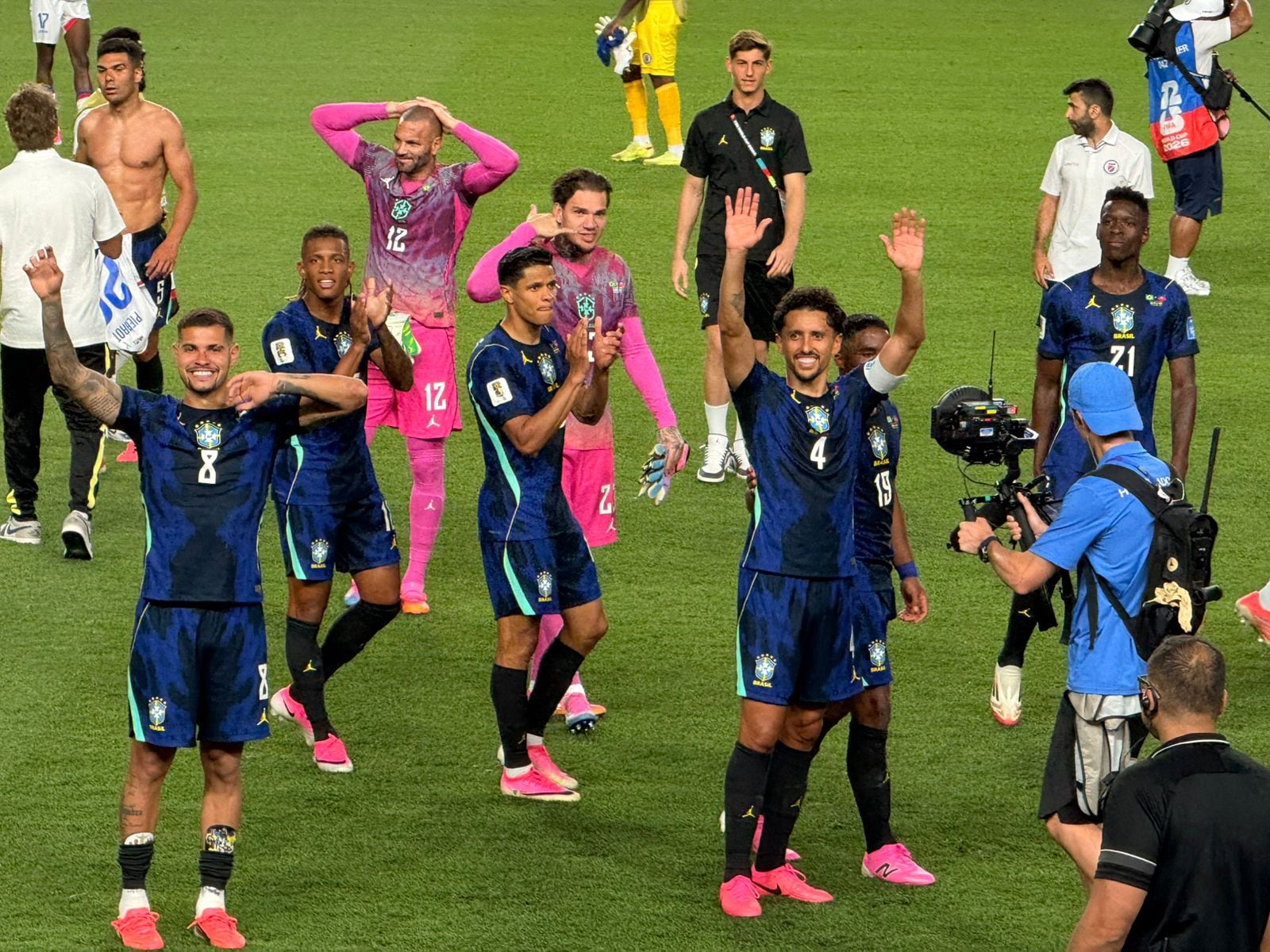 Bruno Guimarães, Danilo, Ederson e Marquinhos comemoram vitória da seleção