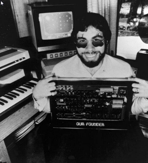 Steve Wozniak, cofundador da Apple, contou em seu Facebook que passou por algo parecido. Em 1967, ele havia construido um metrônomo e guardou o equipamento no armário de um amigo. A pegadinha foi bem elaborada: Woz ainda configurou o equipamento para funcionar mais rápido após o armário ser aberto.

Na época, o diretor do colégio contou a todos como abriu o armário e "desarmou a bomba". Em 1967, nada aconteceu com o cofundador da Apple