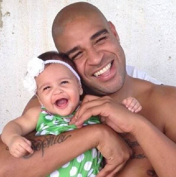 Lara é caçula de Adriano e fruto do breve relacionamento do atacante com a estudante Renata Fontes. Os dois chegaram a noivar no ano passado, mas a relação não chegou ao altar