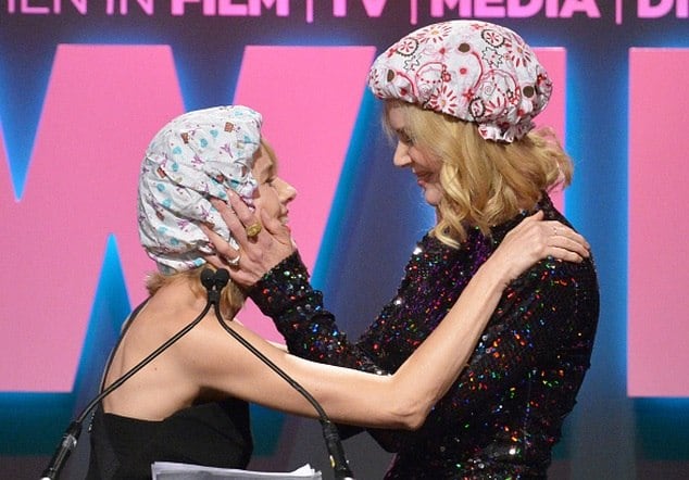 Com as homenagens, Nicole segurou Naomi