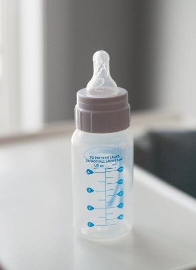 Fórmulas são muito parecidas com leite materno (MITO)
Embora tenham níveis maiores de ferro, proteína e magnésio, que ajudam no crescimento do bebê, as fórmulas prontas comercializadas em mercados e farmácias não trazem anticorpos, enzimas e hormônios presentes no leite materno. Vale lembrar que essas substâncias são essenciais para o fortalecimento da saúde do recém-nascido e não devem ser subestimadas.