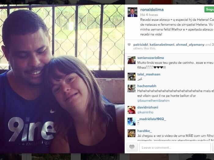Um dia após responder ao deputado
sobre a polêmica envolvendo a doação de ingressos da Copa do Mundo a
deficientes físicos, o Fenômeno postou uma foto com uma menina portadora de Síndrome
de Down.

“Recebi esse abraço mais que
especial hoje da Helena! Campeã de natação e fenômeno de simpatia! Helena, você
fez minha semana feliz! Melhor e mais apertado abraço que recebi na vida!”
