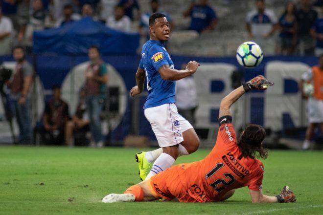 David deu toque por cima de Cássio para marcar