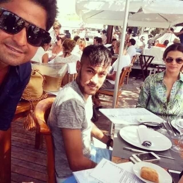 Será que o casal mais badalado do mundo dos famosos está novamente em crise ou são apenas coincidências? Se a crise for mesmo real, será que é tudo passageiro, coisa de momento? Vamos aguardar os próximos capítulos deste relacionamento que já virou uma verdadeira novela da vida real