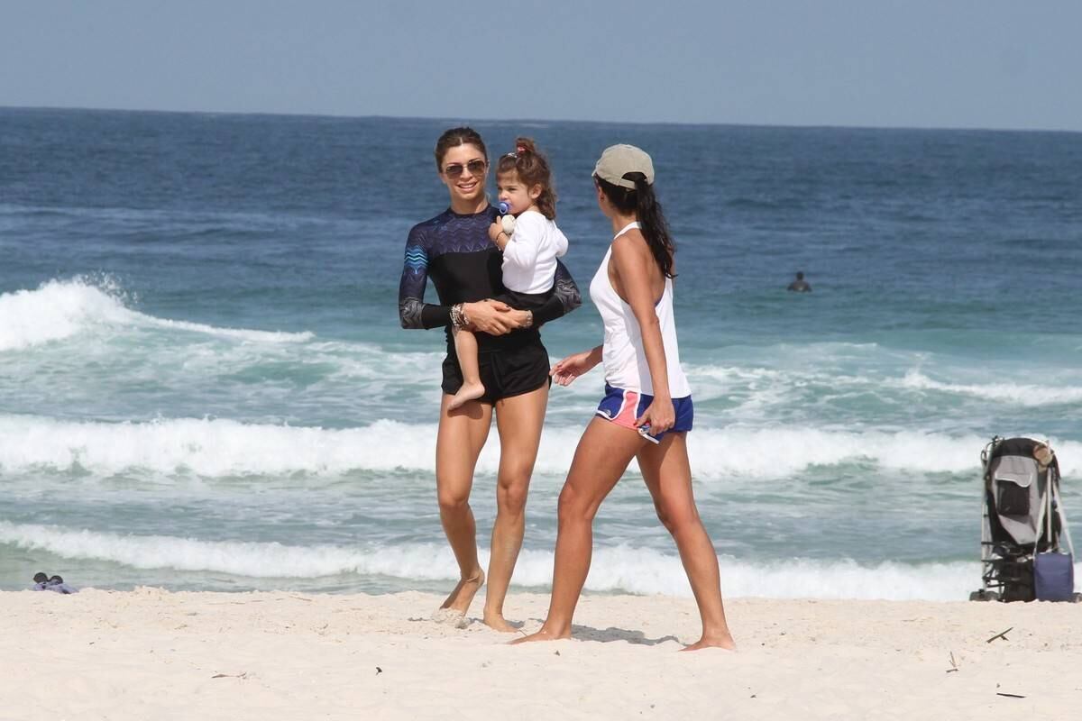 Grazi Massafera curtiu dia de sol na Barra da Tijuca