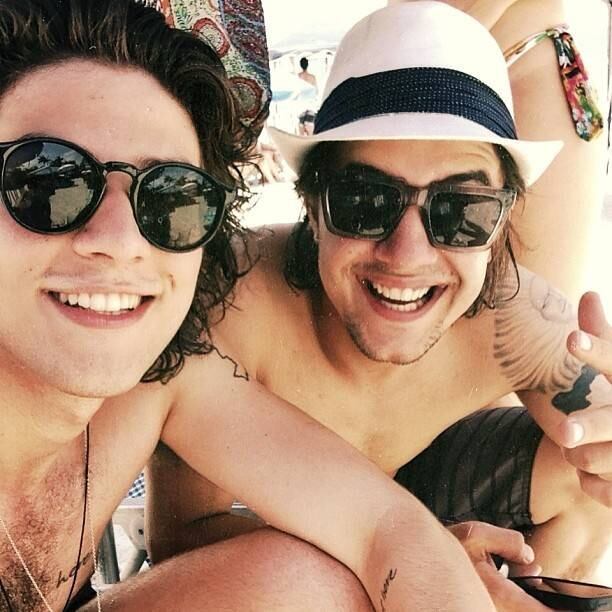 Agora é só alegria! Chay Suede está curtindo as férias de fim de ano na praia de Camburi, litoral norte de São Paulo. O cantor viajou com a namorada, Manu Gavassi, e com os amigos Guilherme Boury e Nah Cardoso