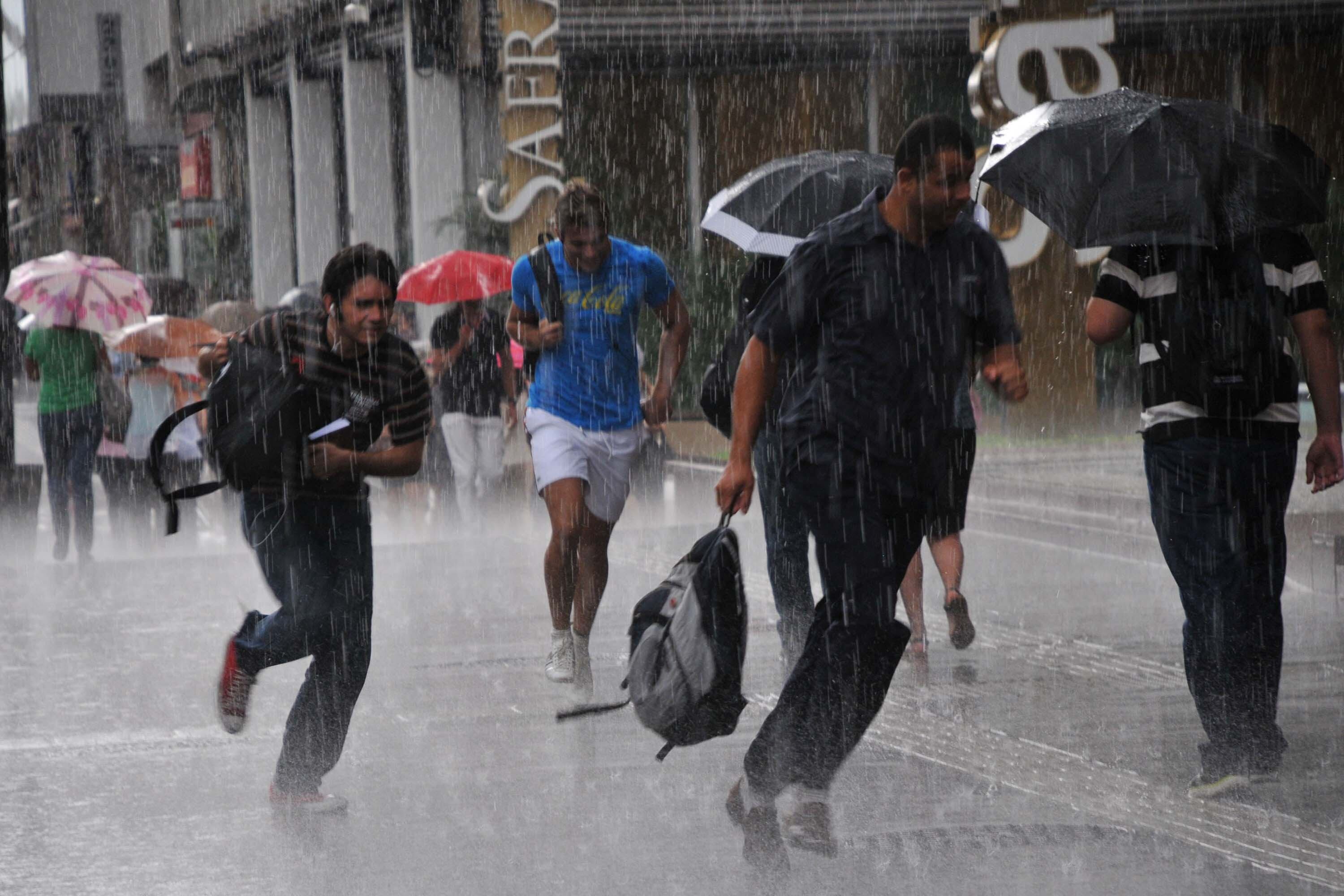Por volta das 19h30, a região mais afetada era a zona leste, que tinha vias intransitáveis por causa do acúmulo de água