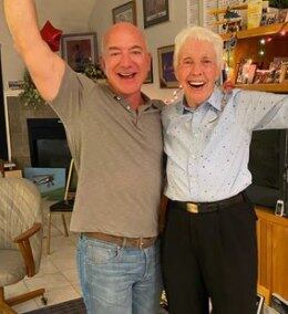 jeff bezos e Wally Funk 