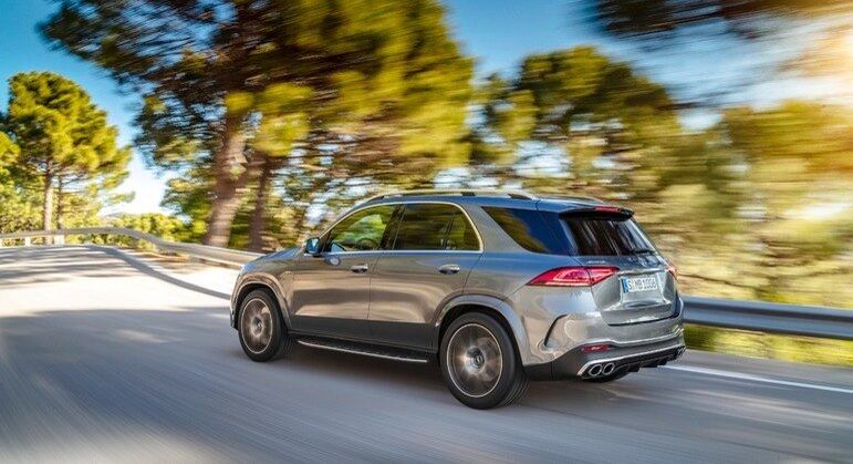 Ja na parte traseira onde se nota a carroceria alongada as lanternas recebem visual escurecido