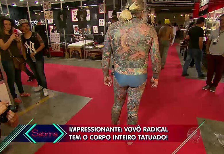 O humorista também pediu para Vitor dar uma voltinha para mostrar todos os desenhos que possui

+ Viviane Araújo, Valesca Popozuda e mais na mira! Experts em tatuagens salvam ou detonam desenhos de famosos
+ VÍDEO: Rodrigo Capella conhece vovô radical que tem o corpo inteiro tatuado
+ Clique e assista a toda programação no R7 Play!
