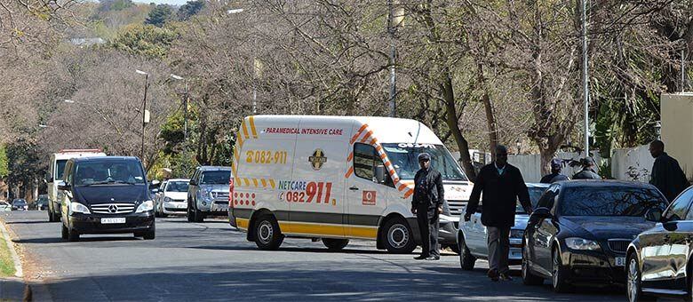 Ambulância transporta Mandela até sua casa em Johannesburgo no domingo (1º)