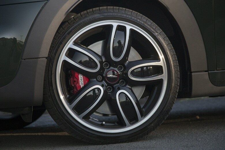 No detalhe, as belas rodas de liga leve aro 18 calçadas com pneus de perfil extrafino 205/40, envolvidas pela caixa de rodas que recebeu molduras maiores. Além dos freios da Brembo, o novo Mini JCW conta com enorme aparato eletrônico de segurança, com destaque para o inédito controle de cruzeiro adaptativo, que aciona os freios sozinho se notar risco iminente de batida. Há ainda alerta de colisão, controles de estabilidade e de tração, e seis air bags, entre outros
