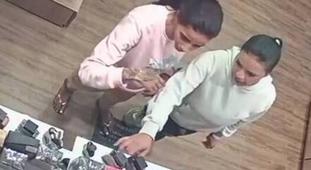 Mulheres colocaram frascos debaixo das blusas