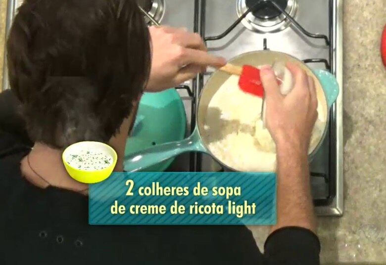 Após 10 minutos, acrescente sal, pimenta do reino e a ricota. Mexa bem. Depois, é só bater no liquidificador

• Bolo bom e barato: aprenda a preparar essa delícia com apenas três ingredientes
