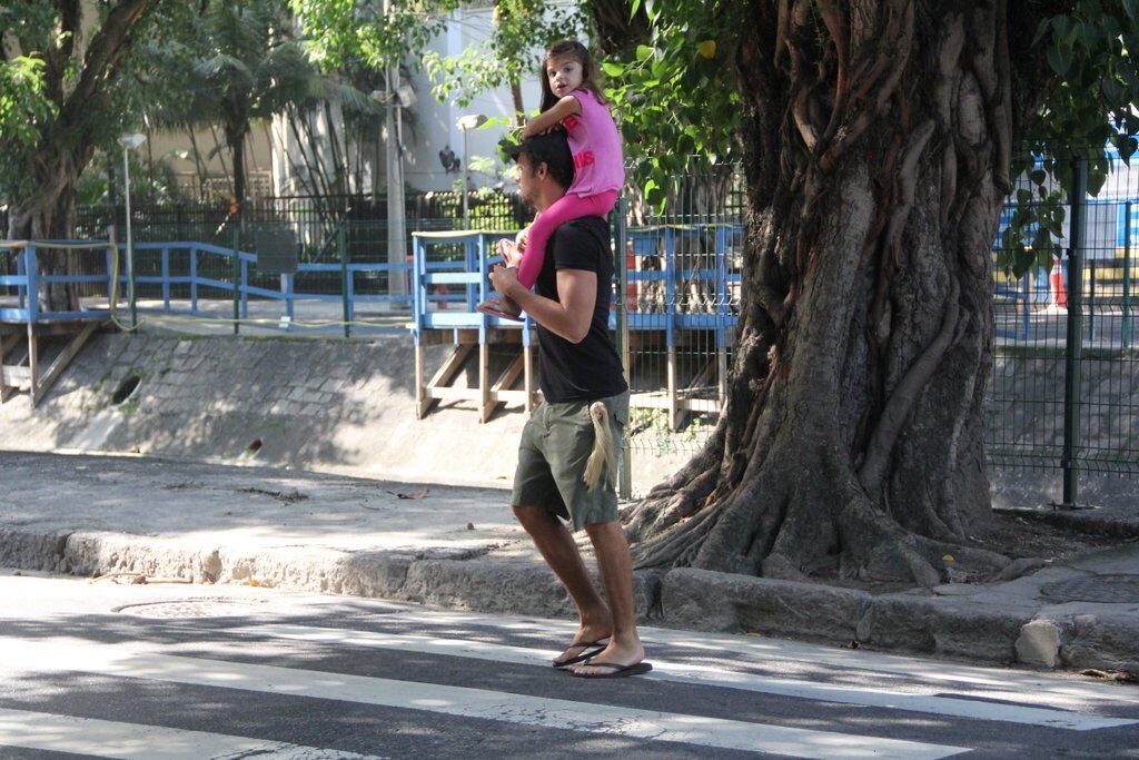 Cauã Reymond passeia com a filha no Rio de Janeiro