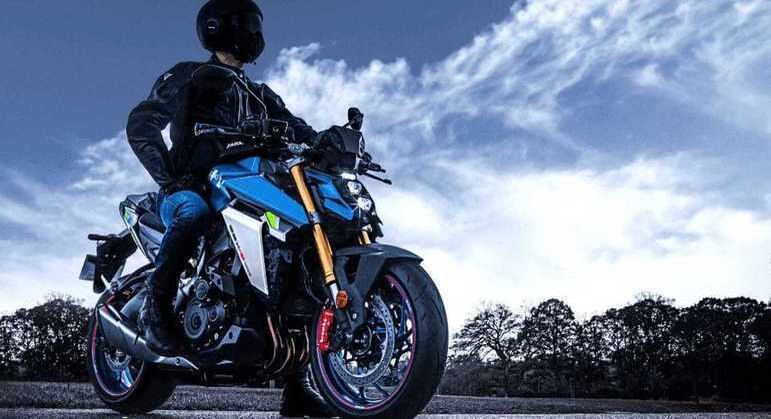 Rodas são de liga leve de 17 polegadas com pneu 120/70 na frente e 190/50 na traseira