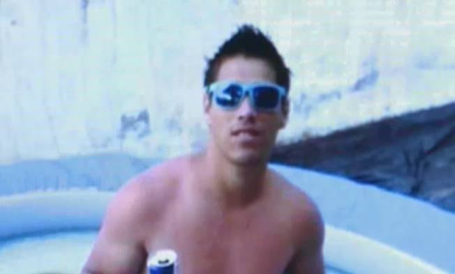 Após o
crime, Leandro fugiu com o carro de Nataniele para o interior do Paraná. No dia
seguinte, ele foi encontrado pela polícia na cidade de Congonhinhas, perto de Londrina.
No veículo, os policiais acharam manchas de sangue. Ele teria planejado todo o
crime, inclusive a fuga. O jovem foi preso e levado a Curitiba