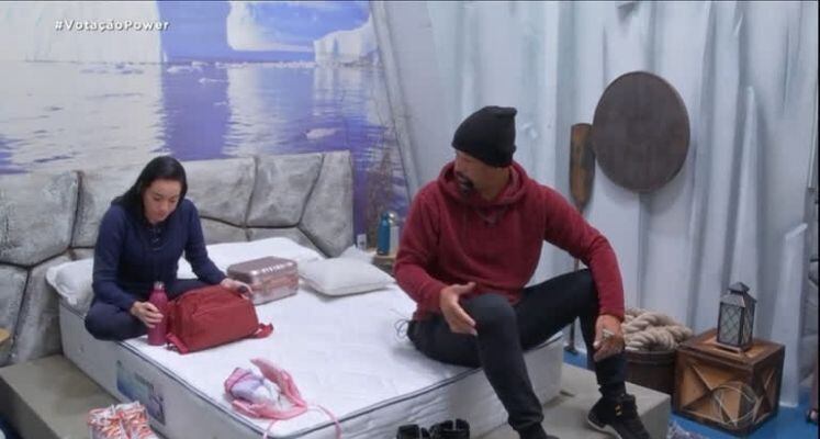 E na lista de DR dos casais há o tenso momento de Dinei e Erika Dias. Uma discussão por falta de carinho marcou o reality e a trajetória da dupla. Em uma semana difícil do jogo, o ex-jogador de futebol disparou para parceira. "Seja mais carinhosa comigo". O casal conversou no quarto e o comportamento do ex-jogador fez Érika chorar. "Não sei, ele acordou meio pilhado e questionando um bom dia, explicou ela". O parceiro então justificou: "A gente não é diferente de nenhum casal lá fora".
