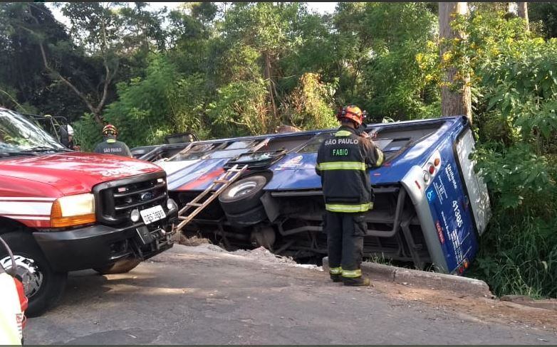 Bombeiros retiram passageiros de ônibus tombado em Mogi das Cruzes