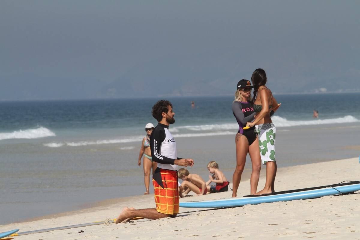 Bruno Gagliasso e Ricardo Pereira praticam stand up paddle na praia da Barra da Tijuca, no Rio