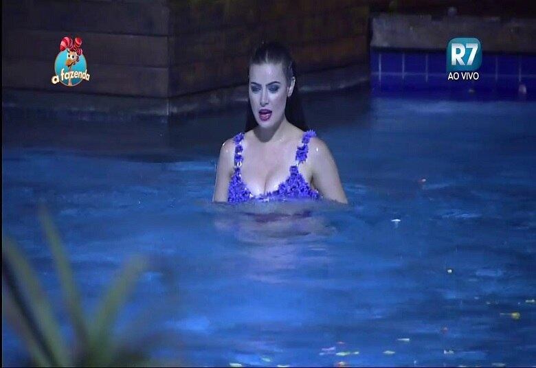 A peoa entrou sozinha na piscina, mas não deixou de curtir as músicas que rolavam na festa

+ Douglas Sampaio sobre Rayanne Morais: "Eu sei que ela tá a fim e eu também tô"
+ Veridiana dá piti ao ver Ana Paula na cama de Marcelo
+ Quelynah rouba selinho de Ovelha em Festa Havaiana
+ Chris Flores toma café da manhã em A Fazenda e leva carta de Edu K para peões
+ Carla Prata vence Prova da Chave e manda Thiago, Quelynah e Ana Paula Minerato para a baia
+ Quelynah rouba selinho de Ovelha em Festa Havaiana
+ Nomes, frases e desenhos! Veja de perto as tatuagens dos peões da oitava edição de A Fazenda

