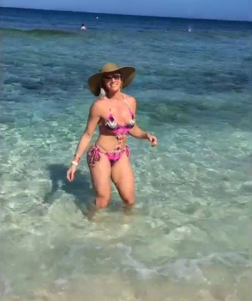 Com um modelo de biquíni colorido, a legendária provou que gosta de variar quando o assunto é moda praia.
— Hoje visitamos a Lagoa Azul, uma ilha maravilhosa aqui das Bahamas!!
+ Dez fatos provam que a vida do cachorrinho de Juju Salimeni é melhor que a sua
+ As Pragas do Legendários! Juju Salimeni e Hulk Magrelo jantam pizza de grilo: "Senti a perninha"
+ Assista às íntegras do Legendários no R7.com/Play!