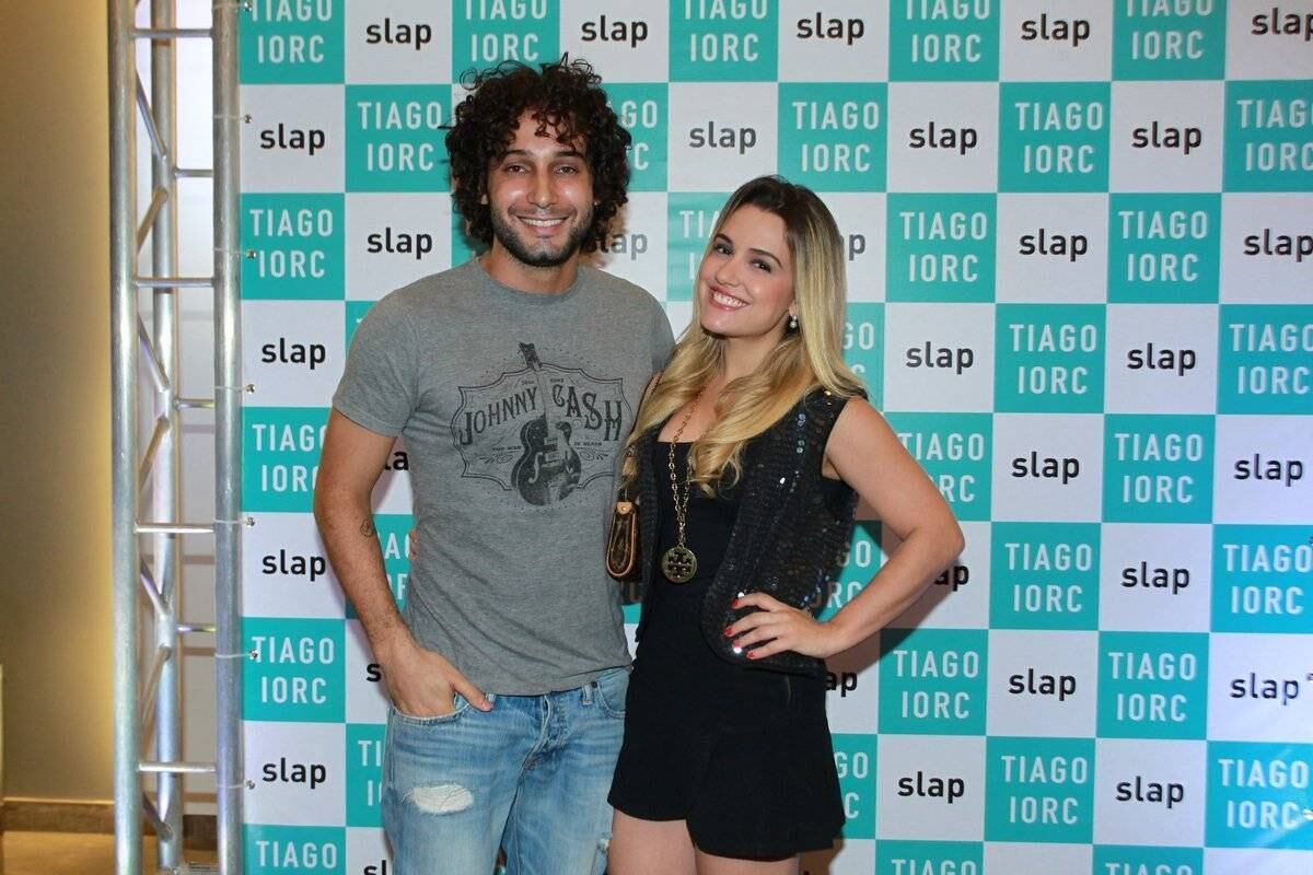 Rafael Almeida e a namorada, Maria Fernanda Ximenes, posaram antes da apresentação