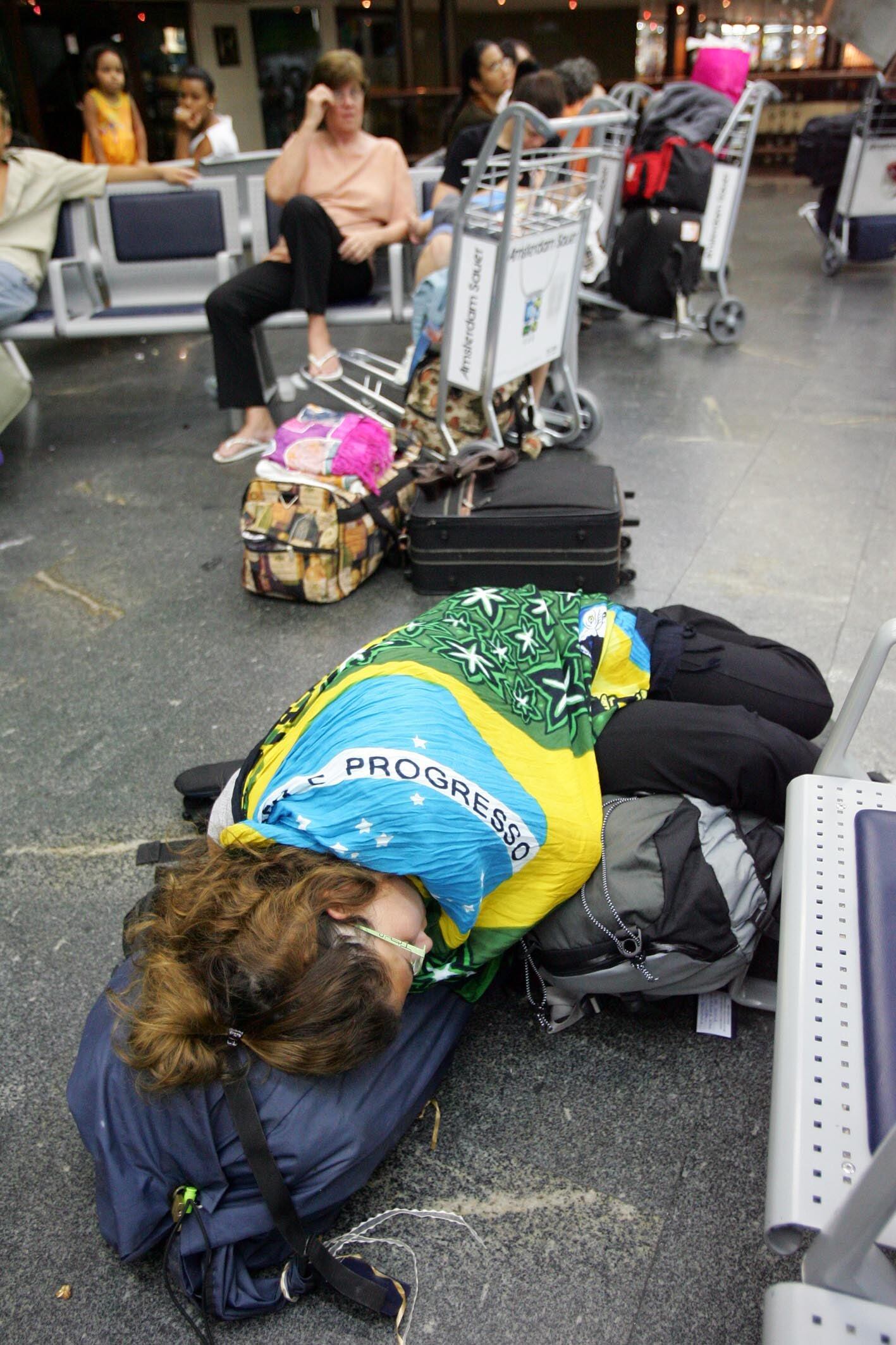 

Após o acidente aéreo envolvendo um Boeing
737-800 da Gol e um jato Legacy da American ExcelAire, ocorrido 2006, o Brasil viveu um caos
aéreo. O sistema de controle do tráfego aéreo sofreu graves críticas e os
controladores de voo se manifestaram com paralisações. Aeroportos lotados e
voos cancelados eram cenas comuns no período

