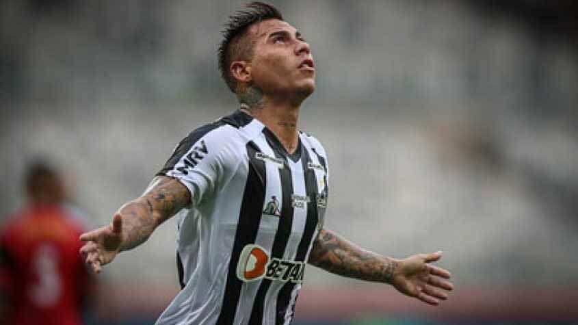 No banco de reservas, o chileno Vargas também desrespeitou medidas sanitárias contra o coronavírus. Acompanhando do parceiro Allan, o atacante do Atlético-MG também aglomerou em uma festa em Belo Horizonte.
