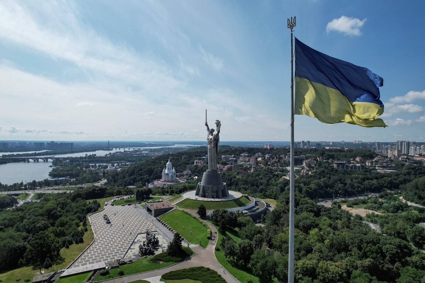 A estátua se destaca na paisagem de Kiev, uma vez que tem 102 metros de altura (considerando o pedestal). Sem a base, são 62 metros de altura, tudo para servir de homenagem aos soviéticos