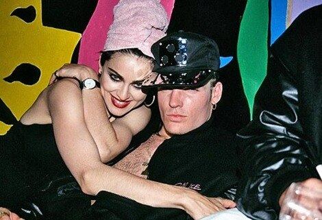 Madonna e Vanilla Ice tiveram um conturbado relacionamento durante a década de 90. Ela tinha 33 e ele, 24 anos. O namoro chegou ao fim quando o livro Sex, com imagens eróticas da cantora, foi lançado. O rapper Vanilla Ice assumiu que teve ciúmes da publicação