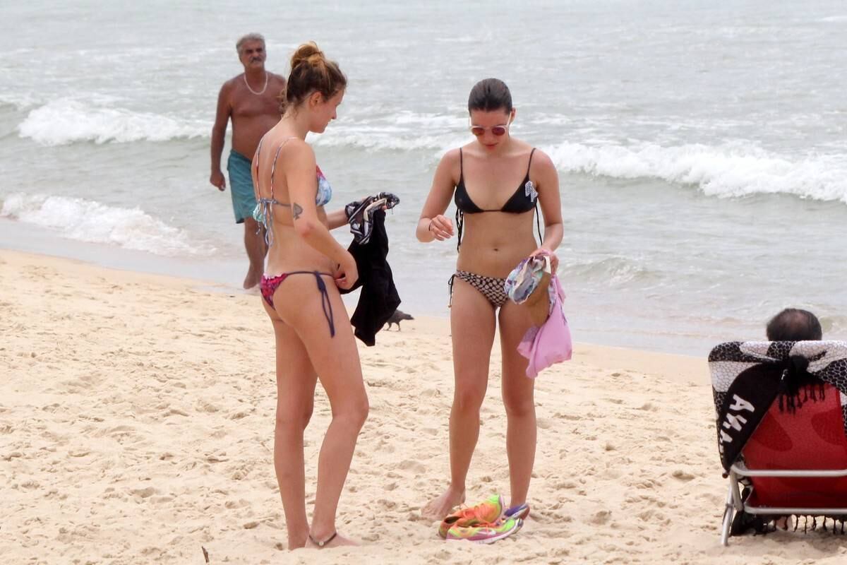 Bruna Linzmeyer e amiga foram clicadas na praia do Leblon nesta quarta-feira (10)