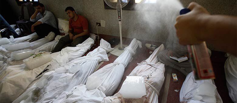 Homem utiliza aromatizador de ambiente para amenizar cheiro de cadáveres, que estão empilhados em mesquita no Cairo