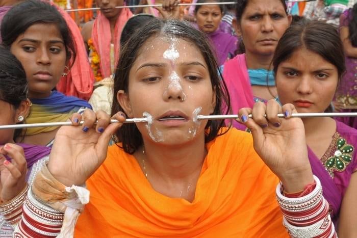Em Amritsar, na Índia, mulher
hindu recém-casada caminha com uma vara de aço atravessada em suas bochechas
durante uma procissão para homenagear a divindade hindu Maha Mariamman e marcar
o Dia das Mães. Devotos acreditam que a deusa protege qualquer pessoa que a
cultuar