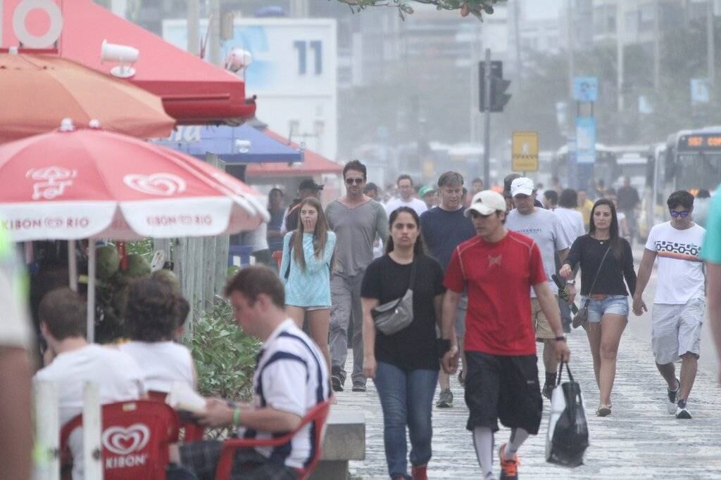 Gerard Butler caminha tranquilamente pela orla do Leblon