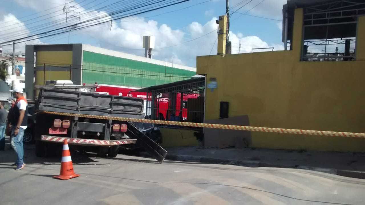 Caminhão sem freio atinge carros estacionados e muro de adega em Francisco Morato (SP)