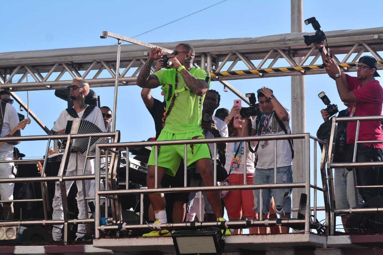 Leo escolheu um look total neon e brilhou em cima do trio