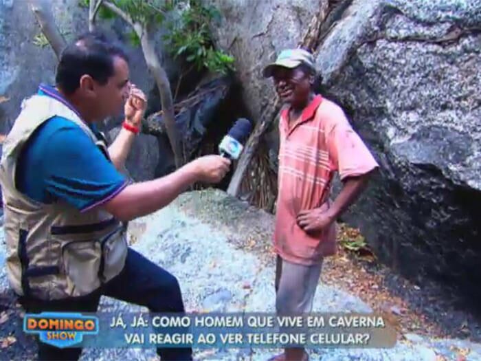 

Durante o
bate-papo com o apresentador do Domingo Show, o homem das cavernas confessou
que já foi atacado por um animal
peçonhento


— Já fui
picado por cobra umas três vezes e nunca senti nada. Só mijei em cima da picada e
resolvi o problema. Eu tenho medo delas e elas medo de mim. Então, ou elas
correm ou eu mato

+ Aproveite e confira as matérias do programa Domingo Show

+ Já curtiu a página do Domingo Show no Facebook? É só clicar!

+ Siga o Domingo Show no Twitter e receba todas as notícias do programa


