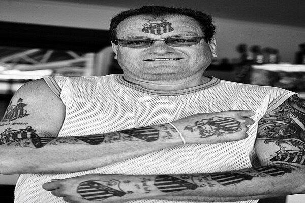 Sem-noção geral! Esse cara tem mais de 12 tatuagens do Santos espalhadas pelo corpo. Mas tudo pode piorar porque uma delas é bem no meio da testa!