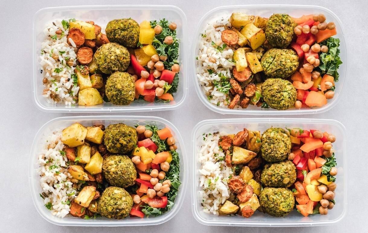 6. E os vegetarianos?

Cada vez mais pessoas têm aderido a dietas sem carne. Alguns também excluem outras proteínas de origem animal, como queijos e ovos. Mesmo assim, os pilares de equilíbrio para compor a marmita se mantêm, ou seja, é necessário garantir o aporte de proteínas e carboidratos e caprichar nos vegetais. A diferença é que, no lugar da carne, deve-se apostar em leguminosas (feijão, lentilha, grão-de-bico, ervilha) e outras fontes proteicas de origem vegetal, como tofu e castanhas. Cogumelos também são interessantes para complementar. Caprichar no bom e velho arroz e feijão já garante a necessidade de proteínas e carboidratos, mas vale incorporar castanhas picadinhas na salada, tofu em cubinhos, previamente refogados com shoyu, gergelim, alho e gengibre, ou mesmo um acompanhamento que leve proteína de soja texturizada, como molho à bolonhesa ou picadinho com legumes

Veja também: Mundo vegano - Como (e por quê) mais e mais pessoas vêm dizendo adeus às carnes

