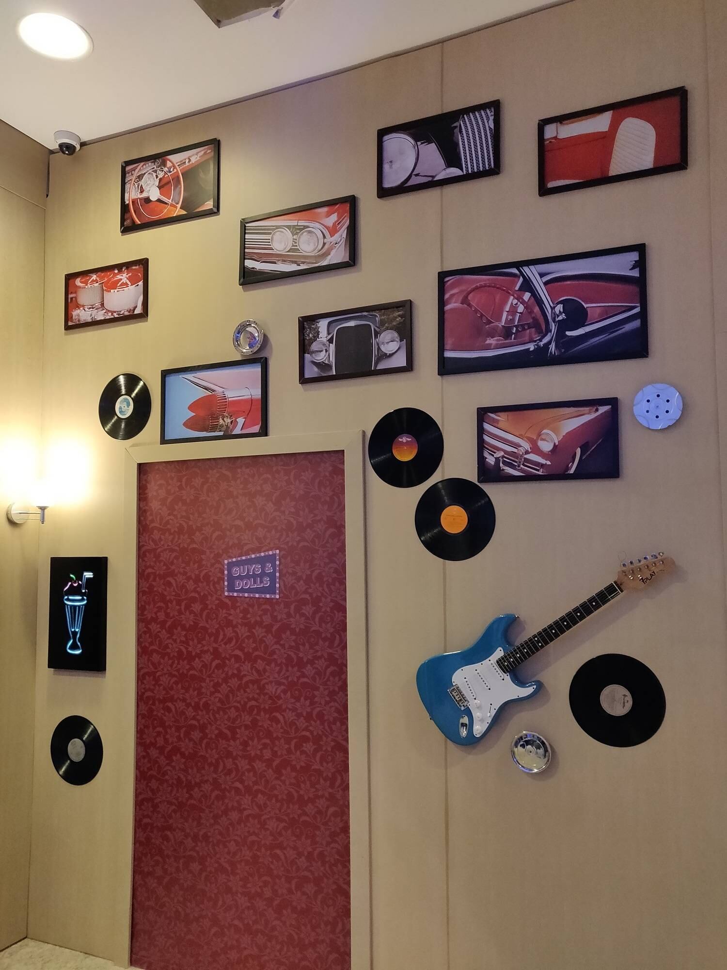 A decoração retrô toma conta das paredes