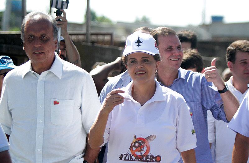Acompanhada do prefeito do Rio, Eduardo Paes (PMDB), e do governador Luiz Fernando Pezão (PMDB), Dilma cumprimentou moradores com o objetivo de mobilizar a população a ajudar a eliminar os focos do inseto que transmite a dengue, a chinkungunya e o zika. Profissionais da saúde e das Forças Armadas estão nas ruas fazendo este trabalho