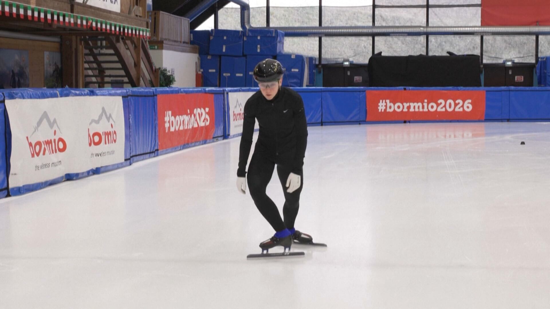 Atleta Arianna Fontana patinando no gelo